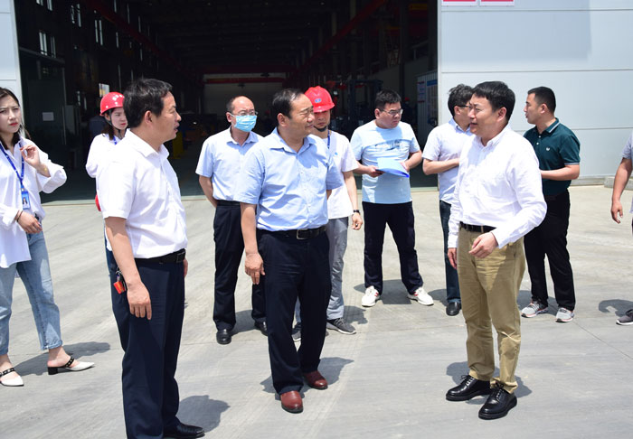 5月16日，阜陽市政府政策研究室主任周擁軍， 市經信局局長韓爍一行到晶宮綠建集團裝配式建筑產業(yè)基地調研。.jpg